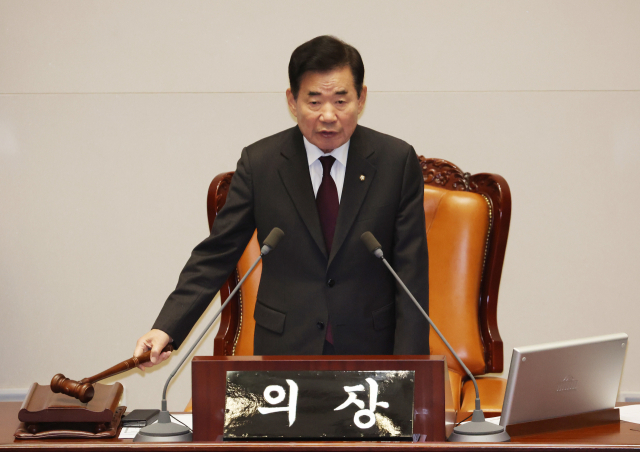 1일 국회에서 열린 본회의에서 김진표 의장이 개회를 선언하고 있다. 연합뉴스