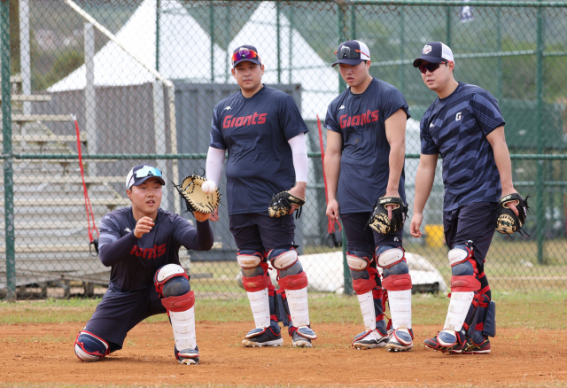 롯데 자이언츠 서동욱, 유강남, 손성빈, 강태율(왼쪽부터) 포수가 2일(현지시간) 전지훈련 중인 미국령 괌의 데데도 스포츠 콤플렉스에서 훈련을 하고 있다. 괌(미국)=정대현 기자 jhyun@
