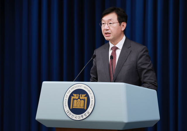 성태윤 대통령실 정책실장이 2일 서울 용산 대통령실 청사에서 최근 진행된 민생토론회 관련 브리핑을 하고 있다. 연합뉴스 제공.