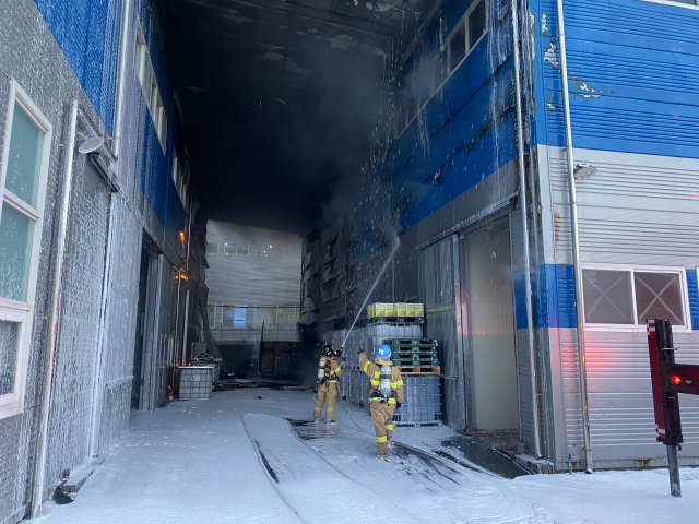 3일 오전 6시 33분 부산 기장군 장안읍 한 식품 첨가물 제조 공장에서 불이 났다. 부산소방재난본부 제공