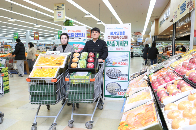 (주)서원유통 탑마트가 5일부터 9일까지 ‘설날 성수품 물가안정 할인행사’를 실시한다. 수산물 방출 기획전부터 한돈 할인행사 등도 만나볼 수 있다. 서원유통 제공