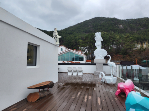 리나갤러리 3층 옥상은 바다를 보면서 작품을 즐기는 공간으로 꾸몄다.