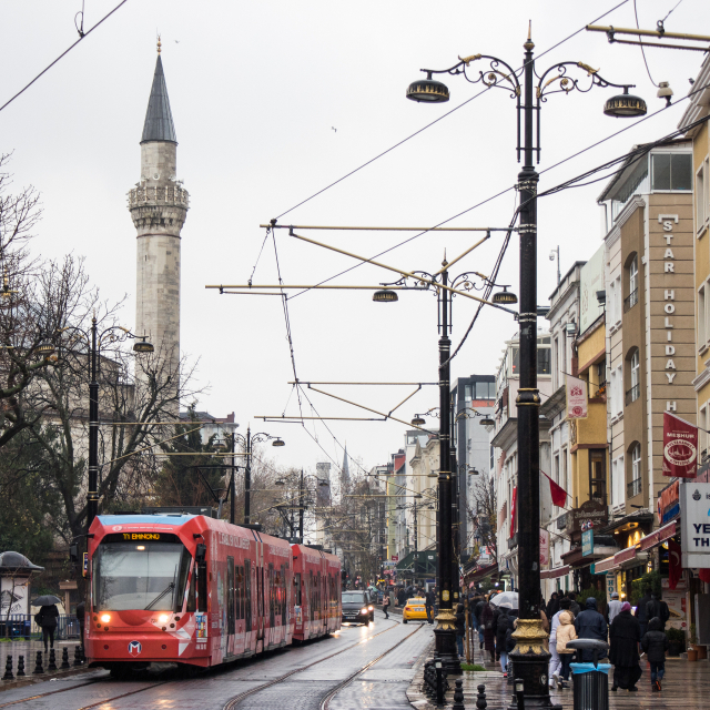 고전적 분위기가 가득한 튀르키예 이스탄불 시내에 현대적 트램이 달리는 모습은 과거와 현대라는 시간의 중첩을 느끼게 한다. ⓒ박 로드리고 세희