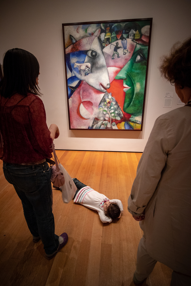 한 어린이가 미국 뉴욕 현대미술관에 걸린 마르크 샤갈의 ‘나와 마을’ 앞에 드러누워 그림을 보고 있다. ⓒ박 로드리고 세희