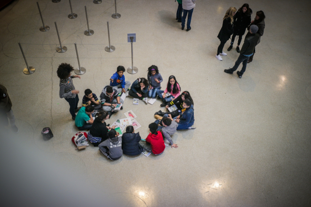 유럽의 어린이들이 미술관 바닥에 앉아 미술 수업을 하고 있다. ⓒ박 로드리고 세희