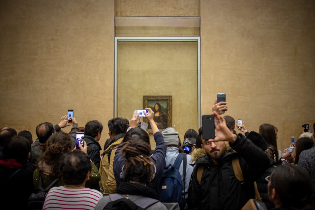 세계 각국에서 모인 여행객들이 프랑스 파리 루브르박물관에서 ‘모나리자’ 사진을 찍느라 여념이 없다. ⓒ박 로드리고 세희