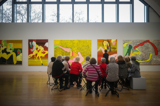 독일 노인들이 프랑크푸르트의 미술관에서 미술 수업을 열심히 듣고 있다. ⓒ박 로드리고 세희
