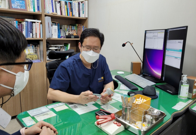 김용기내과의원 김지량 과장이 갑상선 환자와 상담을 하고 있다. 김용기내과의원 제공