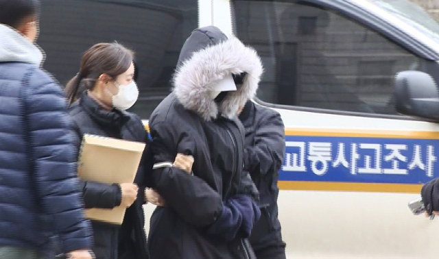 만취 상태로 운전하다 배달 오토바이를 몰던 50대 남성과 추돌 후 적절한 구호 조치를 하지 않았다는 논란이 불거진 20대 여성 A 씨가 5일 서울중앙지법에서 열린 특정범죄 가중처벌 등에 관한 법률 위반(위험운전치사) 혐의에 대한 구속 전 피의자 심문(영장실질심사)에 출석하고 있다. 연합뉴스