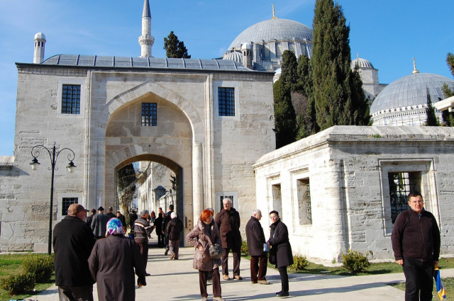 많은 관광객이 터키 이스탄불의 술레이나미예 자미 모스크에 들어가고 있다. 남태우 기자