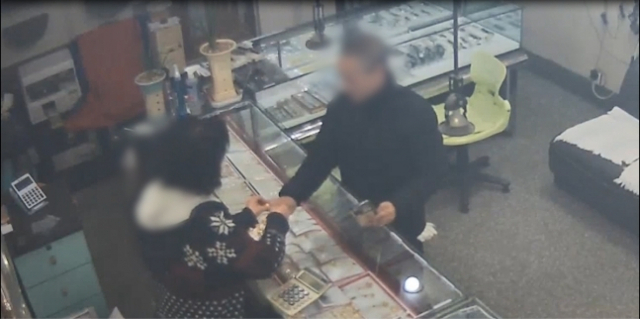 금은방서 손에 금반지 끼워보는 피의자의 모습. 대전경찰청 제공