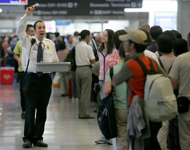 한 국제공항에서 공항 직원이 휴대 금지 물품을 승객들에게 알려주고 있는 모습. 연합뉴스