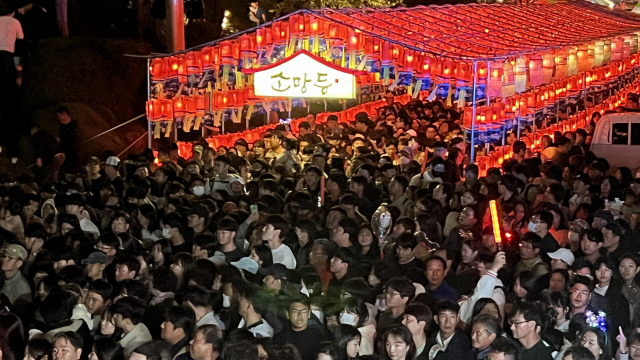 현재 진주남강유등축제는 예산 부담과 안전 대책, 새로운 콘텐츠 확보 등의 과제를 안고 있다. 김현우 기자