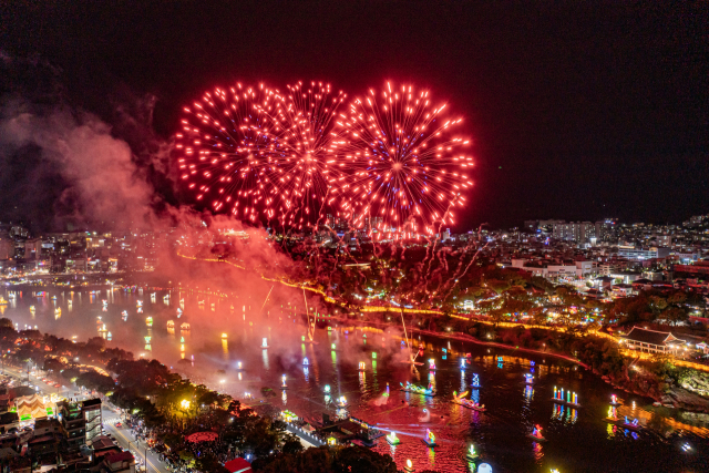 지난해 10월에 열린 진주남강유등축제 모습. 2002년부터 민간재단인 진주문화예술재단이 주최해 왔다. 김현우 기자