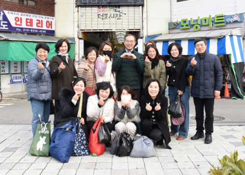 [사진 설명] 설명절을 앞두고 덕포시장을 방문한 조병길 사상구청장