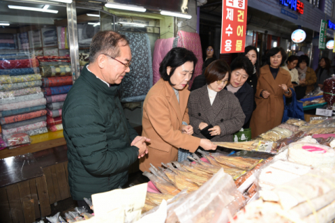 [사진 설명] 설명절을 앞두고 모라시장을 방문한 조병길 사상구청장