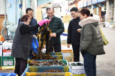 [사진 설명] 설명절을 앞두고 새벽시장을 방문한 조병길 사상구청장