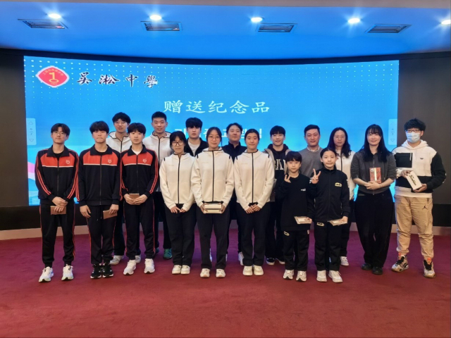 부산 모동중·부산진구스포츠클럽 선수들과 중국 상하이 오송중 선수들이 함께한 기념사진.