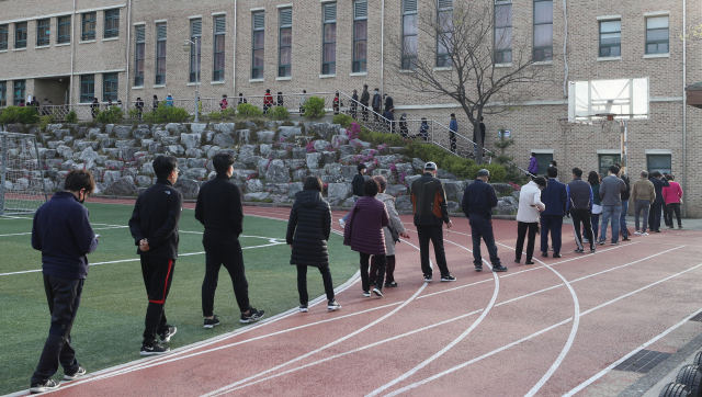 2020년 4월 21대 총선에서 울산에 마련된 한 투표소 앞 유권자 행렬. 연합뉴스