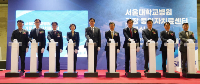 조성경(왼쪽 네 번째) 과학기술정보통신부 제1차관이 7일 오후 2시 부산 기장군에서 개최된 '중입자가속기 치료센터 증축 및 리모델링 착공식'에 참석해 주요 내빈들과 버튼 세리머니를 하고 있다. 과기정통부 제공