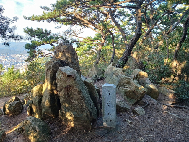 동네 뒷산이랄 수 있는 해발 315m의 수정산 정산. 이곳이 ‘사람답게 살아가라’는 요산 김정한의 경구가 탄생한 곳이다. 최학림 기자 theos@