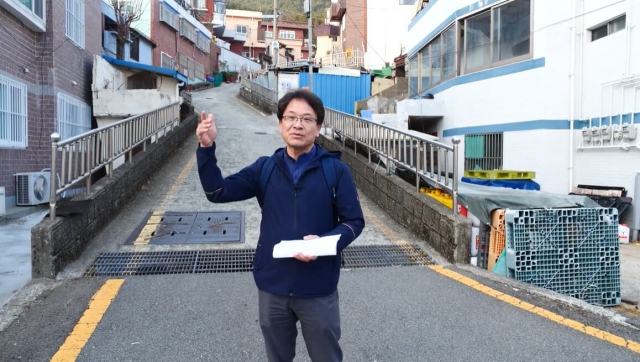 김요아킴 요산문화연구소 연구원이 수성초등학교 뒤편 ‘마삿등’ 일대를 설명하고 있다. 요산문화연구소 제공