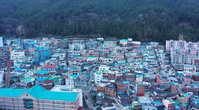 작품 ‘산거족’에서 ‘마삿등’으로 나오는 부산 동구 수정 5동 수성초등학교(왼쪽 아래 큰 건물) 일대 전경. 요산문화연구소 제공