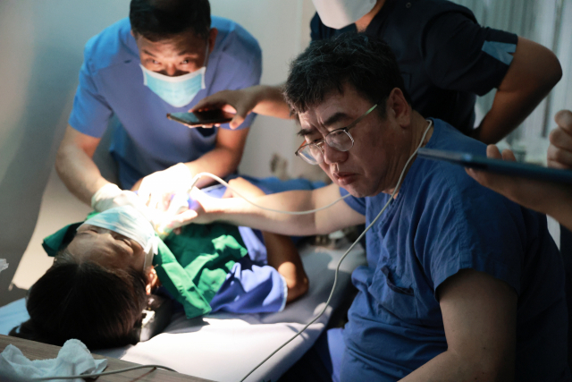 고신대복음병원 오경승 병원장의 의료봉사 모습. 고신대병원 제공