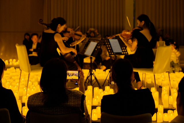 ‘캔들라이트 발렌타인데이 스페셜’ 부산 공연이 오는 17일 오후 6시 누리마루APEC하우스에서 열린다. 사진은 지난해 4월 시그니엘 부산에서 열린 캔들라이트 공연 모습. 피버 제공