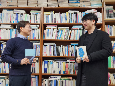 동아대 이국환 교수(왼쪽)와 김성환 씨가 각자가 쓴 책을 들고 이야기를 나누고 있다.