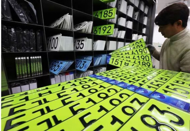 올해 1월 1일부터 공공·민간 법인이 신규·변경 등록하는 8000만 원 이상 업무용 승용차'는 연두색 번호판을 부착해야 한다. 법인 차의 사적유용을 막기 위한 취지다. 연합뉴스