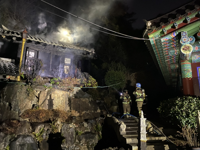 11일 오후 8시 24분께 부잔신구 전포동 사찰에서 화재가 발생했다. 부산소방재난본부 제공