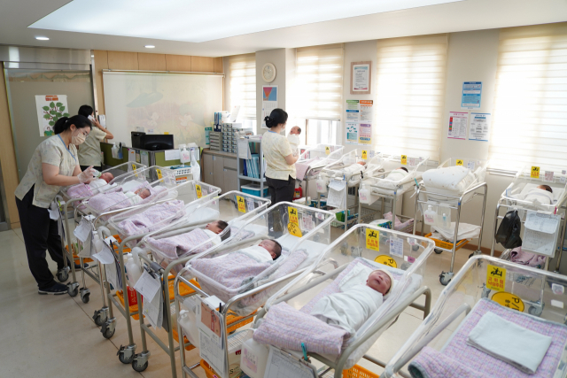 좋은문화병원 신생아실에서 간호사들이 아기를 돌보고 있다. 분만 진료 중 의사 무과실일 때도 형사처벌과 보상책임을 떠안아야 하기 때문에 산부인과 전문의는 잠재적인 범죄자가 될 수 있다는 두려움이 항상 있다. 의료사고에 따른 소송 부담을 덜어주기 위해 필수의료 사고처리 특례법 제정이 시급하다. 좋은문화병원 제공
