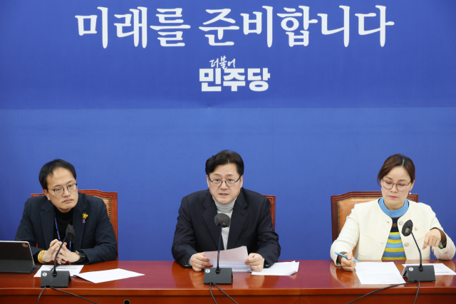 더불어민주당 홍익표 원내대표가 12일 국회에서 열린 설 민심 기자간담회에서 발언을 하고 있다. 연합뉴스 제공.