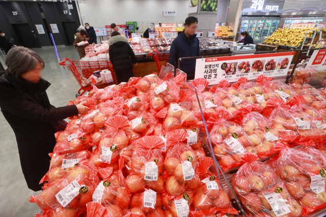 12일 서울의 한 대형마트 과일 판매대. 연합뉴스