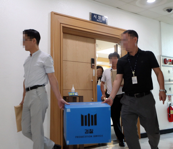 검찰이 지난해 8월 25일 경남 창원시청에서 압수수색을 마치고 압수품을 들고 나가고 있다. 연합뉴스 제공