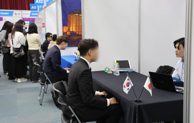 2일 오전 부산시청에서 열린 '해외취업 엑스포 2023 부산'에서 구직자들이 해외취업 상담을 하고 있다. 청년의 글로벌 역량 강화를 통해 해외 취업 기회를 제공하기 위해 마련된 이번 행사는 11개국 43개 해외기업이 참가해 3백 여명의 지역 청년 인재를 채용한다. 이재찬 기자 chan@ 2023.11.02 부산일보DB