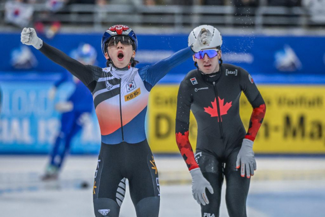 쇼트트랙 남자 국가대표 간판 박지원이 12일(한국시간) 독일 드레스덴에서 열린 2023-2024 국제빙상경기연맹(ISU) 쇼트트랙 월드컵 5차 대회 남자 1000ｍ 2차 레이스 결승에서 1분25초130의 기록으로 금메달을 차지한 뒤 기뻐하고 있다. 연합뉴스