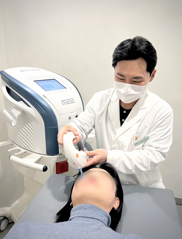 부산성모안과병원 스마일라식센터 최재원 부원장이 안구건조증 환자에게 IPL(Intense Pulsed Light) 치료를 하고 있다. 부산성모안과병원 제공