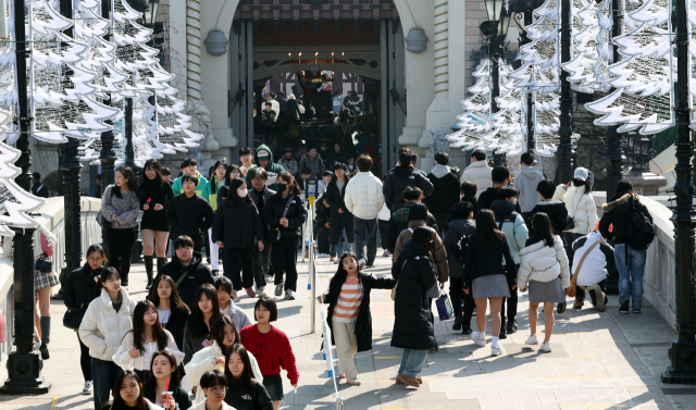설 명절 연휴 마지막 날인 12일 서울 송파구 롯데월드 어드벤처를 찾은 시민들이 즐거운 시간을 보내고 있다. 연합뉴스