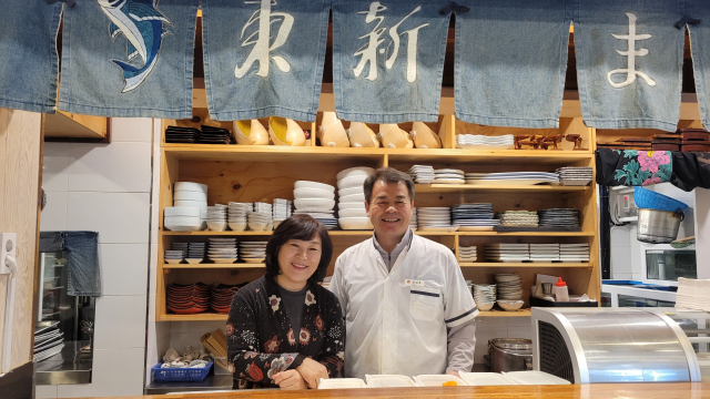 동신참치 신선이(왼쪽) 대표와 김경호 사장은 10년째 매달 한 차례 부산뇌병변장애인복지관 이용자들에게 점심을 대접하고 있다.