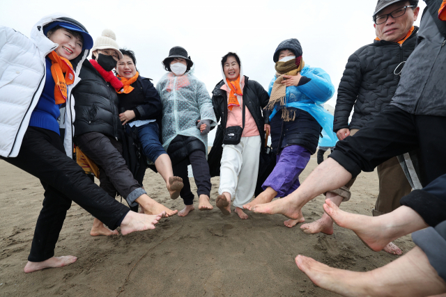 부산 다대포해수욕장 백사장을 걷고 있는 부산맨발학교 회원들. 정종회 기자 jjh@