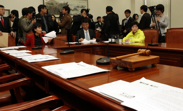 2012년 통합 컨벤션 효과를 누리며 정당 지지율 1위에 오른 민주통합당은 4·11 총선을 앞두고 민주당 출신과 친노(친노무현)계 인사 간 공천 갈등으로 새누리당에 과반 의석인 152석을 내줬다.연합뉴스