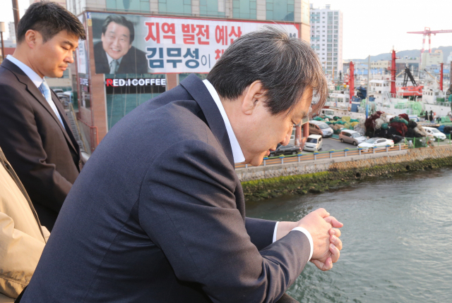 2016년 새누리당은 총선 레이스 후반부 김무성 대표의 ‘옥새 파동’으로 설명되는 친박(친박근혜)과 비박(비박근혜) 계파간 갈등으로 선거에서 122석을 확보하는 데 그쳐 다수당을 내줬다. 부산일보DB