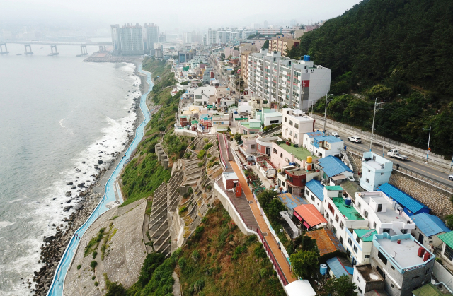 부산 영도구 흰여울문화마을은 감천문화마을과 함께 지역 도시재생의 주요 모델로 손꼽힌다. 부산일보DB