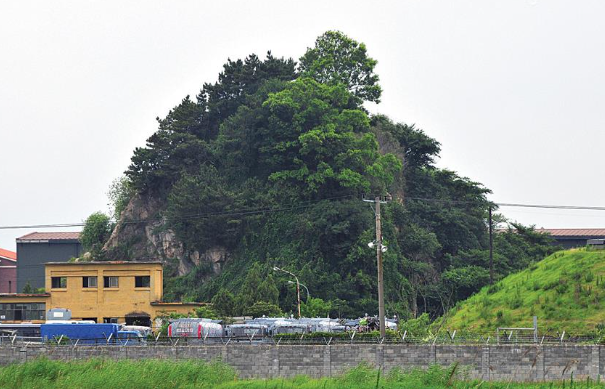 칠점산의 반쯤 깎여나간 마지막 봉우리를 다른 쪽에서 바라본 모습. 부산역사문화대전 캡처