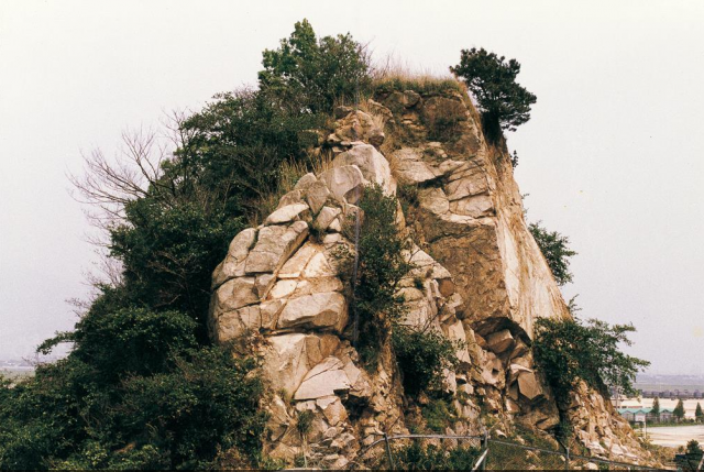 칠점산 7개 봉우리 중 마지막으로 반쯤 깎여나가다 살아남은 최후의 1개 봉우리 모습. 부산역사문화대전 캡처