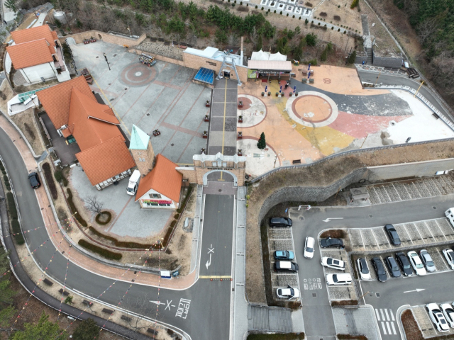 남해 독일마을 광장 모습. 2월 13일부터 3월 31일까지 노후화된 보도블록 교체와 음향시스템 확충 공사가 진행된다. 김현우 기자