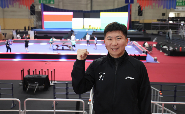 2024 부산세계탁구선수권대회 조직위 유승민 위원장이 벡스코 메인경기장을 배경으로 파이팅을 외치고 있다. 이재찬 기자 chan@