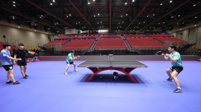 부산세계탁구선수권대회가 열리는 부산 해운대구 벡스코 제1전시장에 설치된 메인경기장에서 13일 오전 선수들이 연습을 하고 있다. 이재찬 기자 chan@